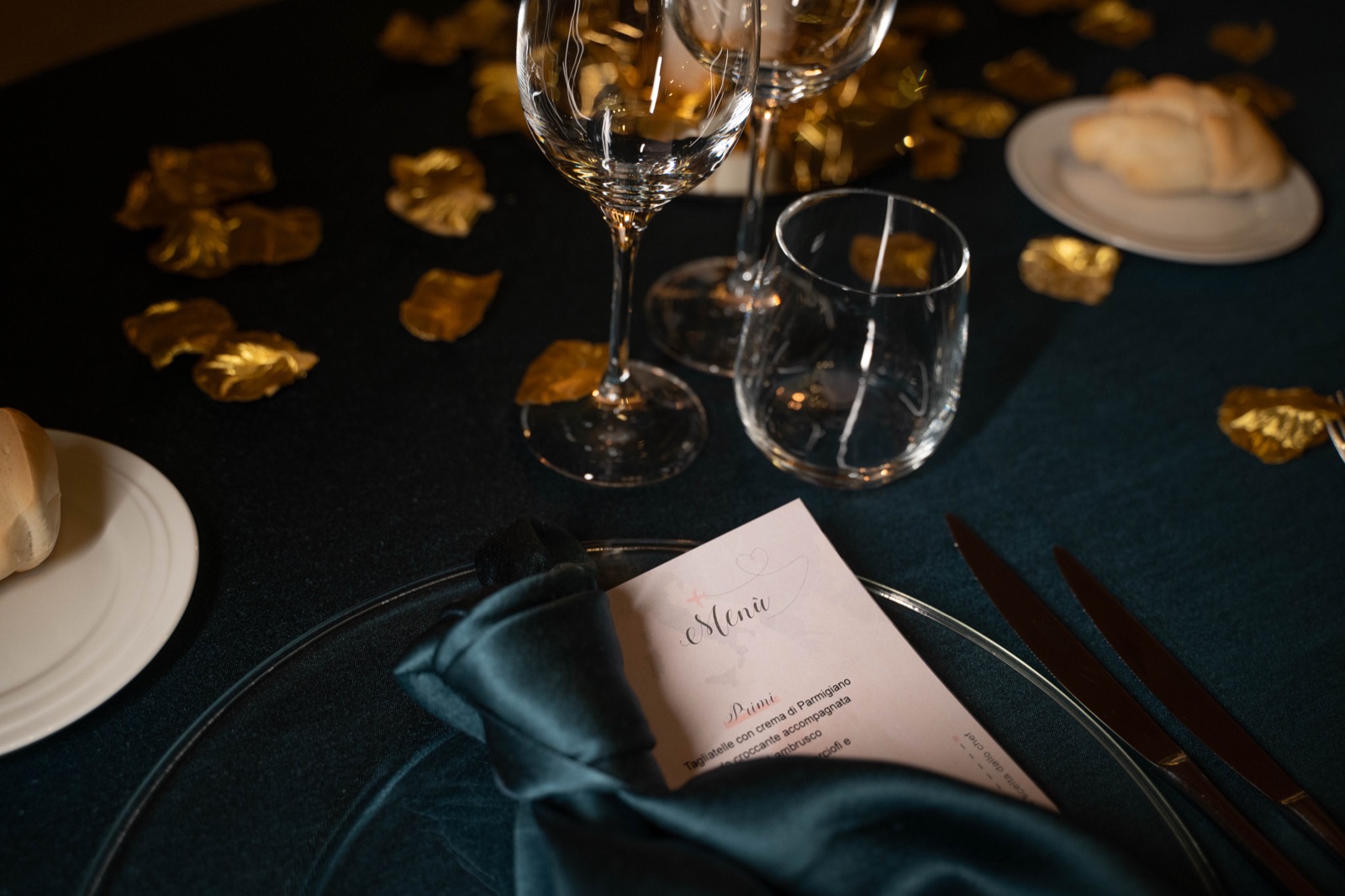 La mise en place del ricevimento con il menù del matrimonio