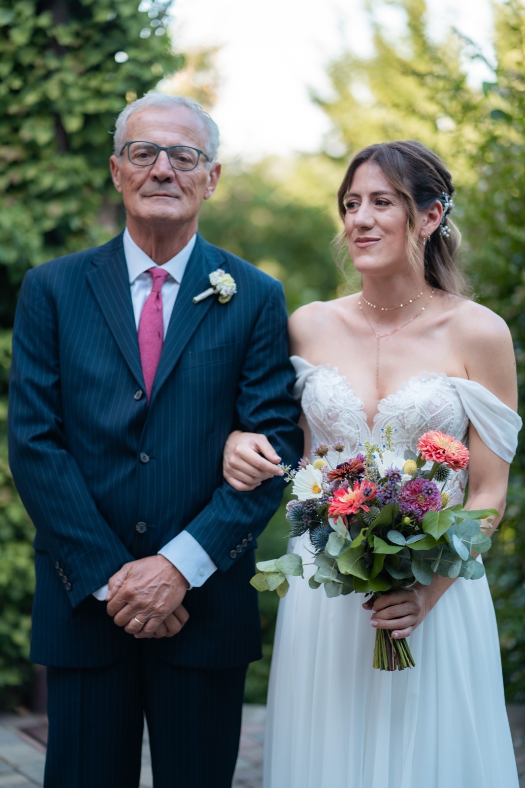 La sposa al braccio del padre prima della cerimonia