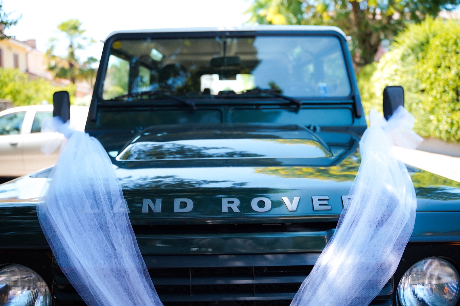 L'auto degli sposi decorata con il tulle bianco