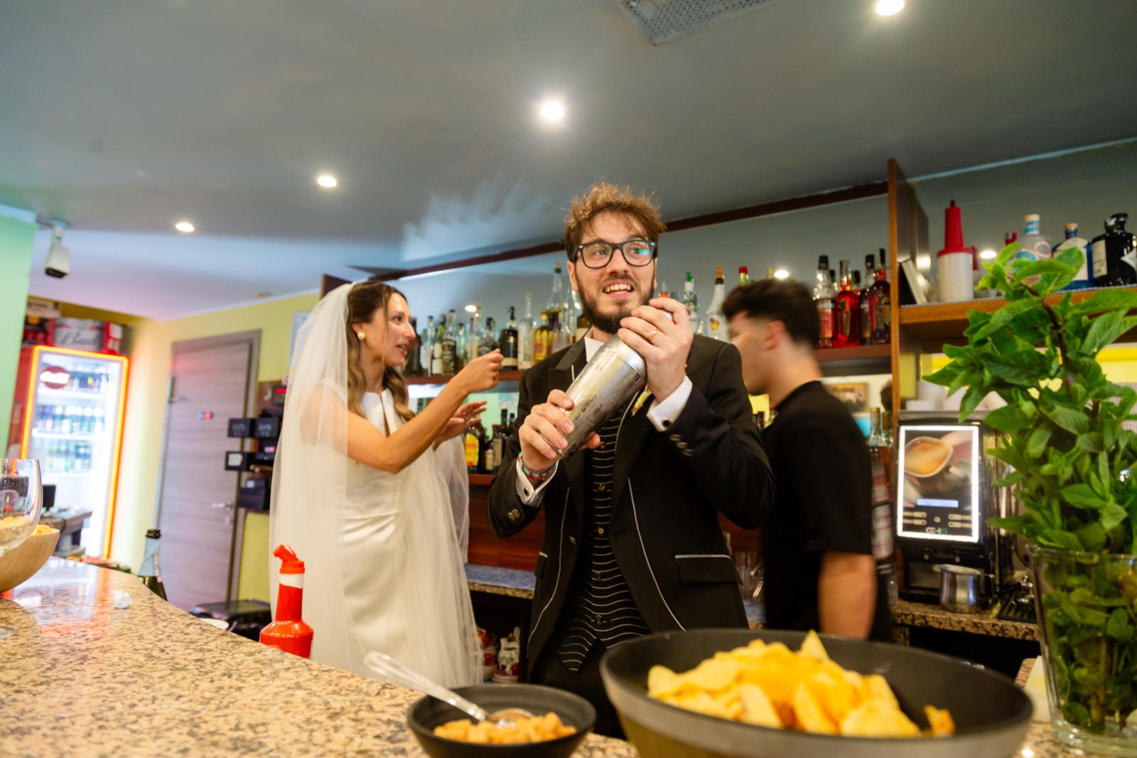 Gli sposi improvvisano cocktail al bar con gli amici