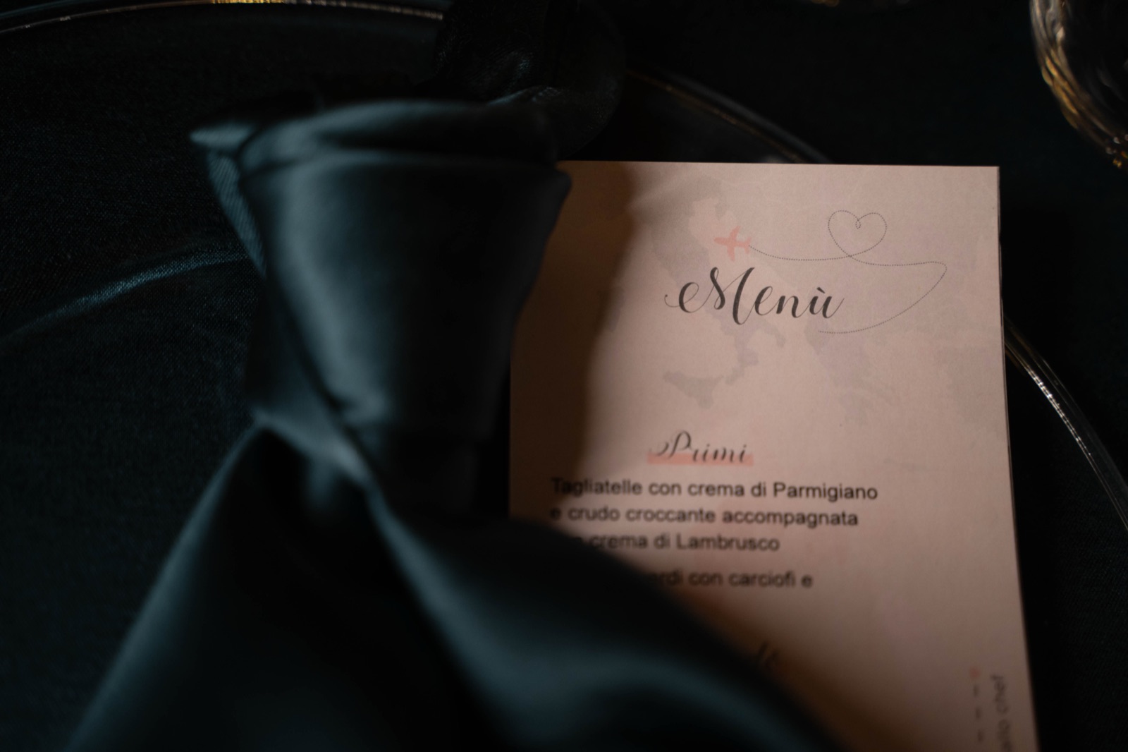 Il menù del matrimonio sul tovagliolo di raso