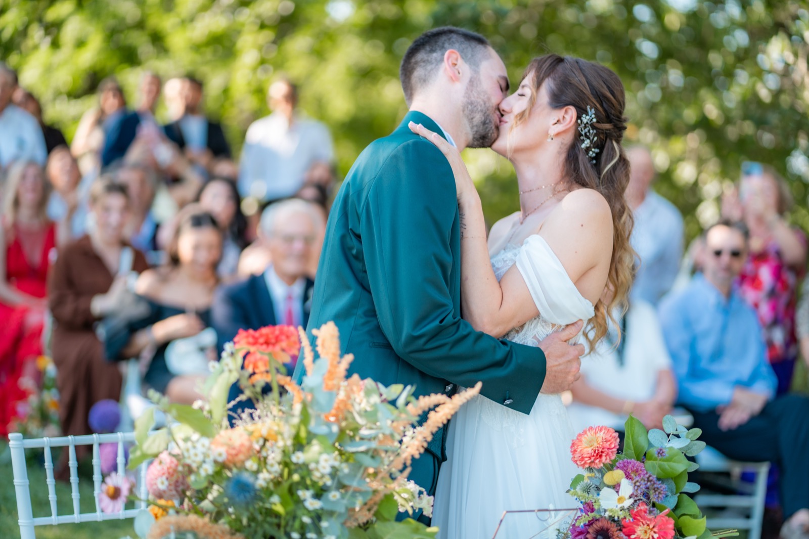 Fotogramma del wedding film: gli invitati durante la cerimonia
